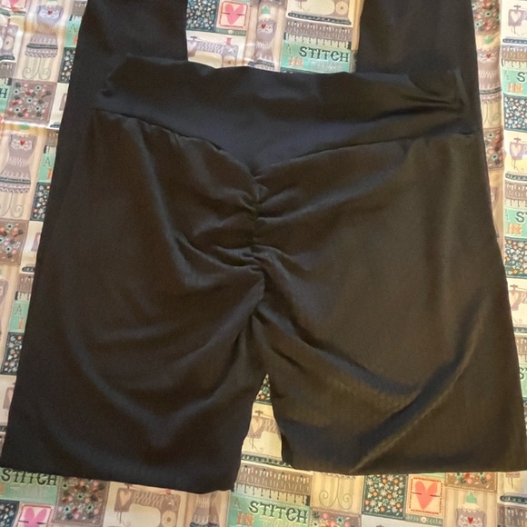 Viral TikTok Leggings! 3 pairs total available. 1 gray, 2 Black, All size 3XL - Picture 4 of 6